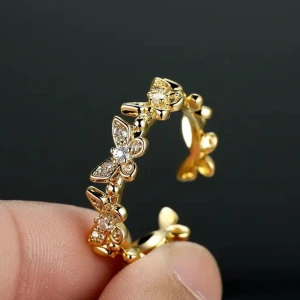 2 För 119!Guldfärgad ring med fjärilar och stenar - 2 för 119!!!Superfin guldfärgad ring dekorerad med flera små fjärilar och gnistrande stenar. Fjärilarna sitter runt hela ringen och ger ett unikt och trendigt intryck. Perfekt accessoar för dig som gillar detaljer och bling.