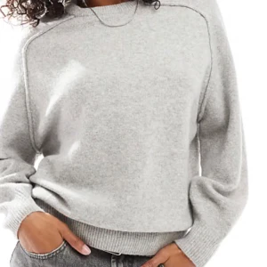 Ljusgrå stickad tröja med rund hals - Säljer denna snygga tröja från Pull n bear. Har prislapp och allt kvar nypris 400 storlek s lite oversized! Säljer flr 250