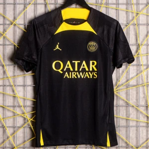 PSG x Jordan mörk fotbollströja M - Snygg Paris Saint-Germain fotbollströja i svart med gula detaljer och tryck. Tröjan har korta ärmar, PSG-emblem på bröstet och Jordan-logga. Tillverkad i lätt och ventilerande material.