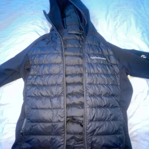  Peak Performance jacka i storlek S - Ganska använd men det ganska ny ut.