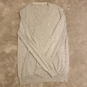 Ljusgrå v-ringad tröja J.Lindeberg - Ljusgrå v-ringad tröja från J.Lindeberg Tröjan är långärmad. 100% Bomull. Storlek small. Är öppen för ett lägre pris vid snabb affär. Om ni har några frågor skriv gärna!