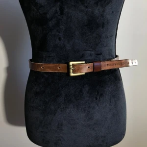 Brunt skärp i skinn - Klassiskt skärp i skinn. Längd ca 90cm. Pris: 10kr 