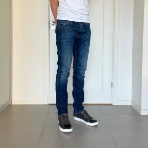 Replay Anbass Jeans  - Säljer nu dessa Replay Anbass Jeans, W32 o L34, skriv för fler bilder/frågor🙌🏼