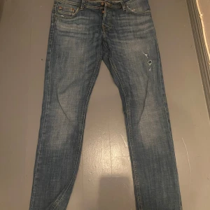 Jack and Jones jeans slim Glenn (strlk 32/32) - Säljer dessa Jack and Jones jeans i modell Slim Glenn (strlk 32/32) för endast 90 kr! Hör av er vid frågor