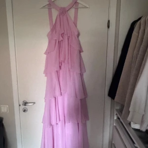 Rosa klänning vero Moda  - Rosa jättefin klänning ifrån vero Moda i storlek M!  I bra skick men har lite sminkfläckar, se bilder!