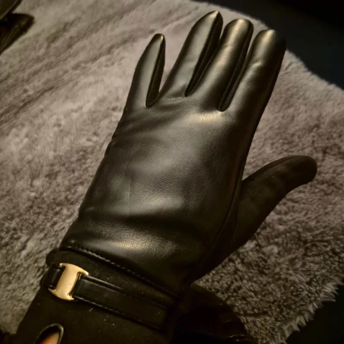 Svarta mocka handskar med gulddetalj