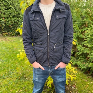 Marinblå quiltad jacka med dragkedja - Säljer nu en snygg marinblå quiltad jacka som är perfekt för hösten eller vintern 🍁❄️🧥Storleken är S och skicket är mycket bra✅| Jackan har snygga manchester detaljer vid axlarna och armbågarna😻| Vid frågor är det bara att skriva✌🏼