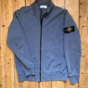 Stone Island zipper - Säljer en stone island zipper i färgen blå. Den är använd någon gång men skicket är som nyskick.  Det är storlek L men passar bäst M 