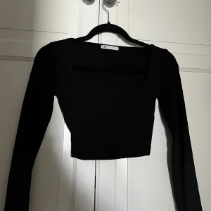 Svart croppad långärmad topp från Zara -  Supersöt långärmad Kroppad tröja från Zara med square neck line! Aldrig använd! 