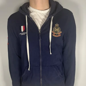 Morris hoodie - Säljer en riktig snygg och trendig Morris hoodie i fint skick, storlek S, vid frågor är det bara att skriva //Gramenti