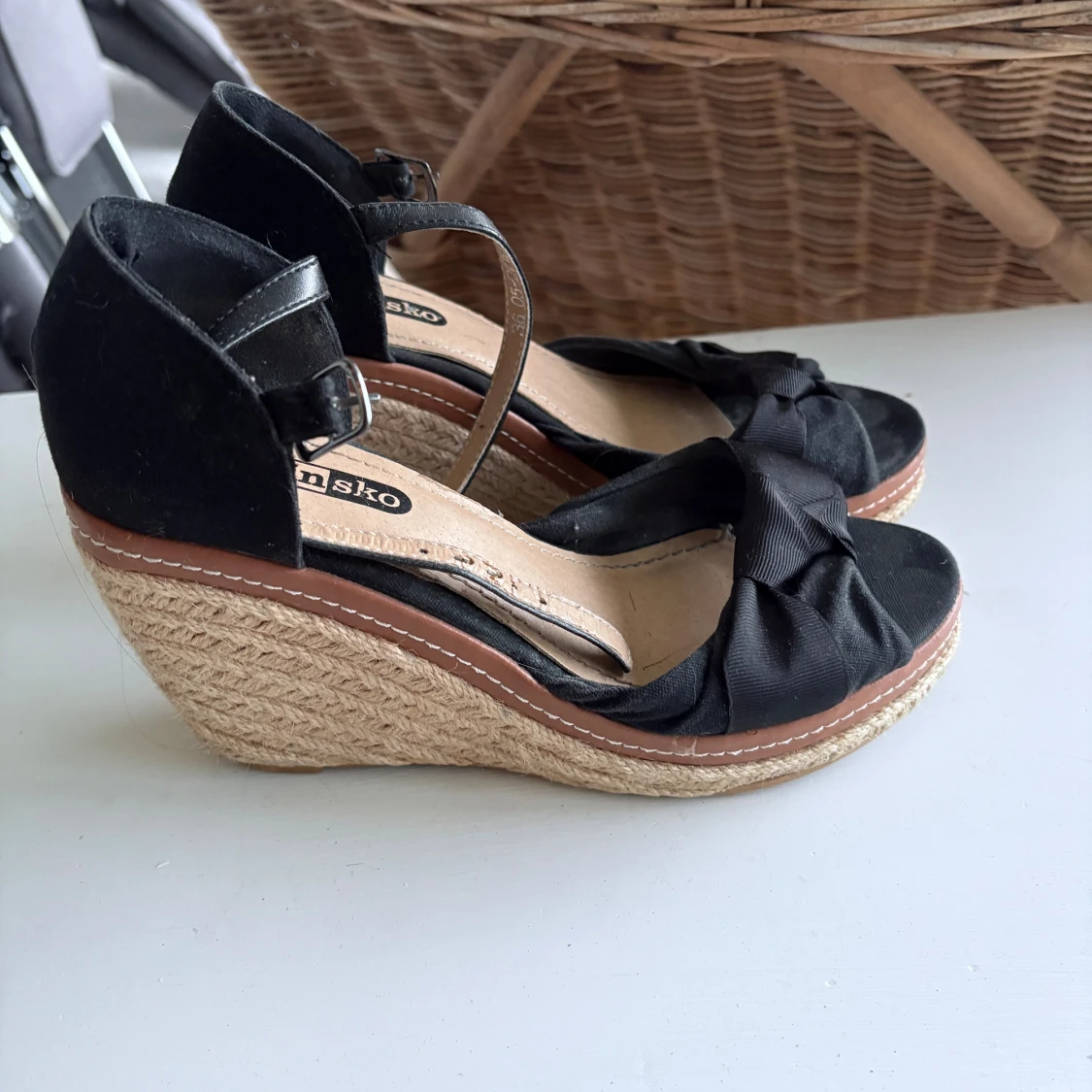 Svarta kilklack-sandaler från Din Sko - 1