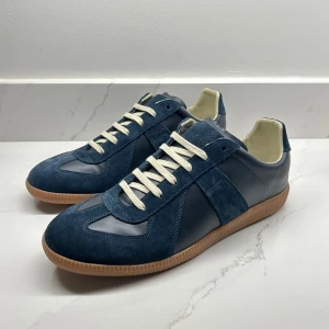 Maison Margiela Gats - En av dem få autentiska Maison Margiela Gats | Helt nya skick 10/10 | Storlek 43 och färgen marinblå | KVITTO finns, box och dust-bag tillkommer vid köp | Hör av er för mer information/bilder! 