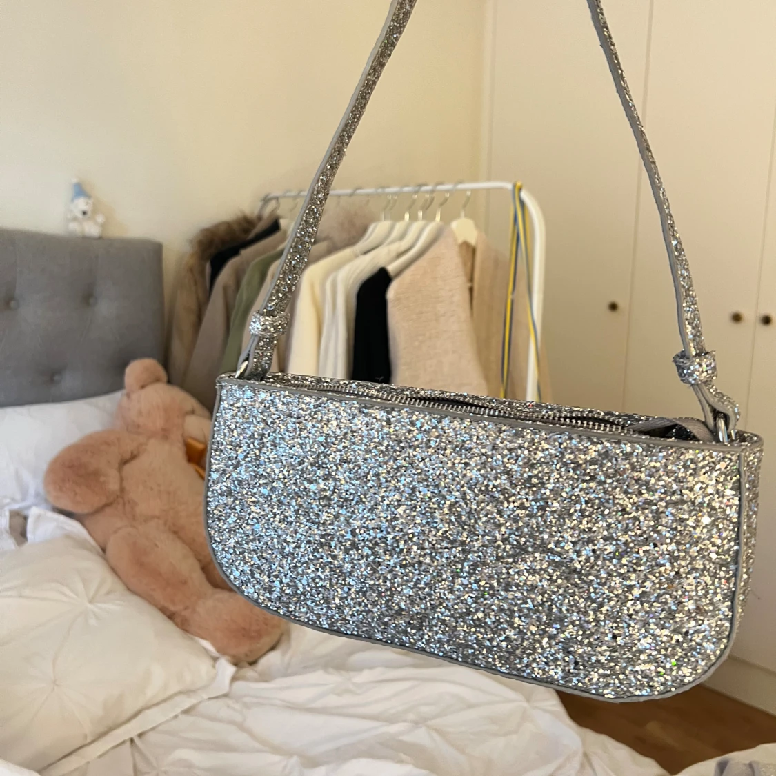 Glittrig silver väska