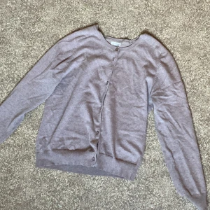 Kofta ifrån Zara - Säljer en beige kofta ifrån Zara i storlek 164, men skulle säga att den är ganska liten i storlek. Koftan har inga synliga defekter. Kom gärna med prisförslag!