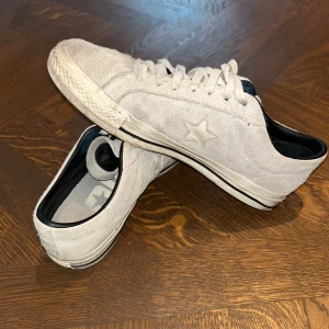 Converse skor med mocka - Säljer dessa tvärfeta Converse skor i mocka. Skorna är i bra skick och knappt använda förutom att de är lite smutsiga på mockan men de går bort lätt. Tveka inte på att kontakta mig vid minsta fundering!