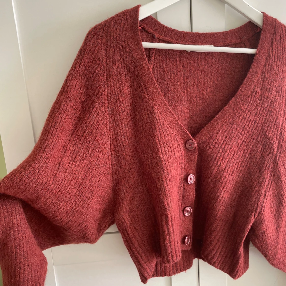 Röd stickad kofta