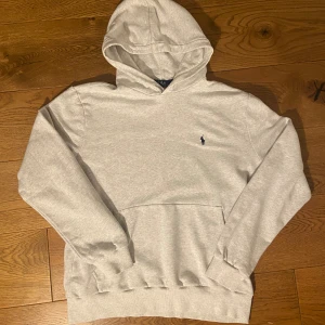 Ralph Lauren hoodie - Mycket fint skick utan defekter. Storlek L, sitter som M, sitter perfekt på mig som är 182 cm.  Kom gärna med frågor eller prisförslag!