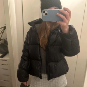 Uniqlo jacka - Superfin blå jacka och perfekt nu till hösten och vintern! 🍁🍂  Köpt för ca 1200kr! Pris kan diskuteras! Skriv för fler bilder osv, köpare står för frakt💓