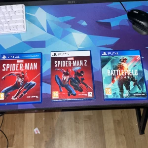 Marvel's Spider-Man (PS4), Marvel's Spider-Man 2 (PS5), Battlefield 2042 (PS4) - Säljer tre populära spel: Marvel's Spider-Man till PS4, Marvel's Spider-Man 2 till PS5 (inplastad), samt Battlefield 2042 till PS4. Alla fodral i mycket fint skick, inga synliga skador. Perfekt för dig som vill utöka din spelkollektion! Kan även köpas styckvis t.e.x om du bara vill ha ett spel av alla 3 går det bra.