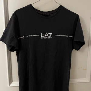 Emporio Armani T-shirt - Säljer en mörkgrå Armani tröja i storlek S. Använd men i ett bra skick. Inga hål!