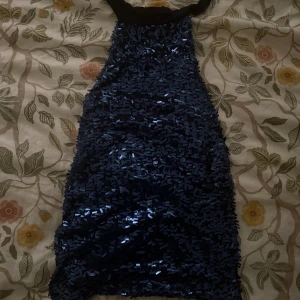 Halterneck topp - Jättesnygg festlig topp med paljetter, nyskick