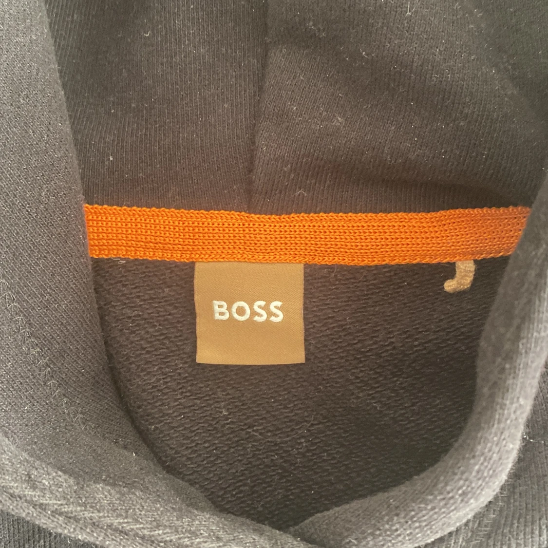 Svart hoodie från BOSS med tryck - 2