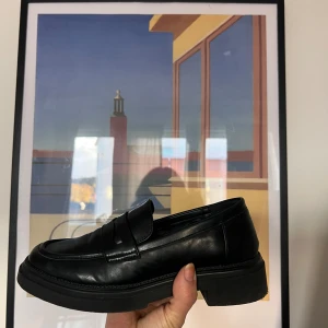 Svarta chunky loafers från Topshop - Säljer ett par svarta chunky loafers från Topshop i skinnimitation. Skorna har en klassisk penny loafer-design med rund tå och platt, rejäl sula. Sååå snygga! Använda ett fåtal gånger då jag valde att behålla paret i större storlek för att kunna ha sockor i hehe. Så de är i väldigt bra skick :) 