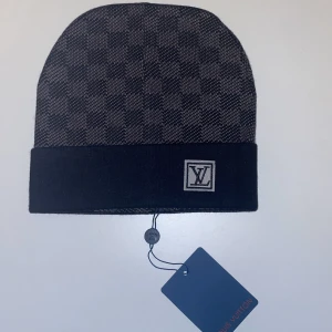 Ljus Svart Mössa - Skicka Privat För Flera Bilder.