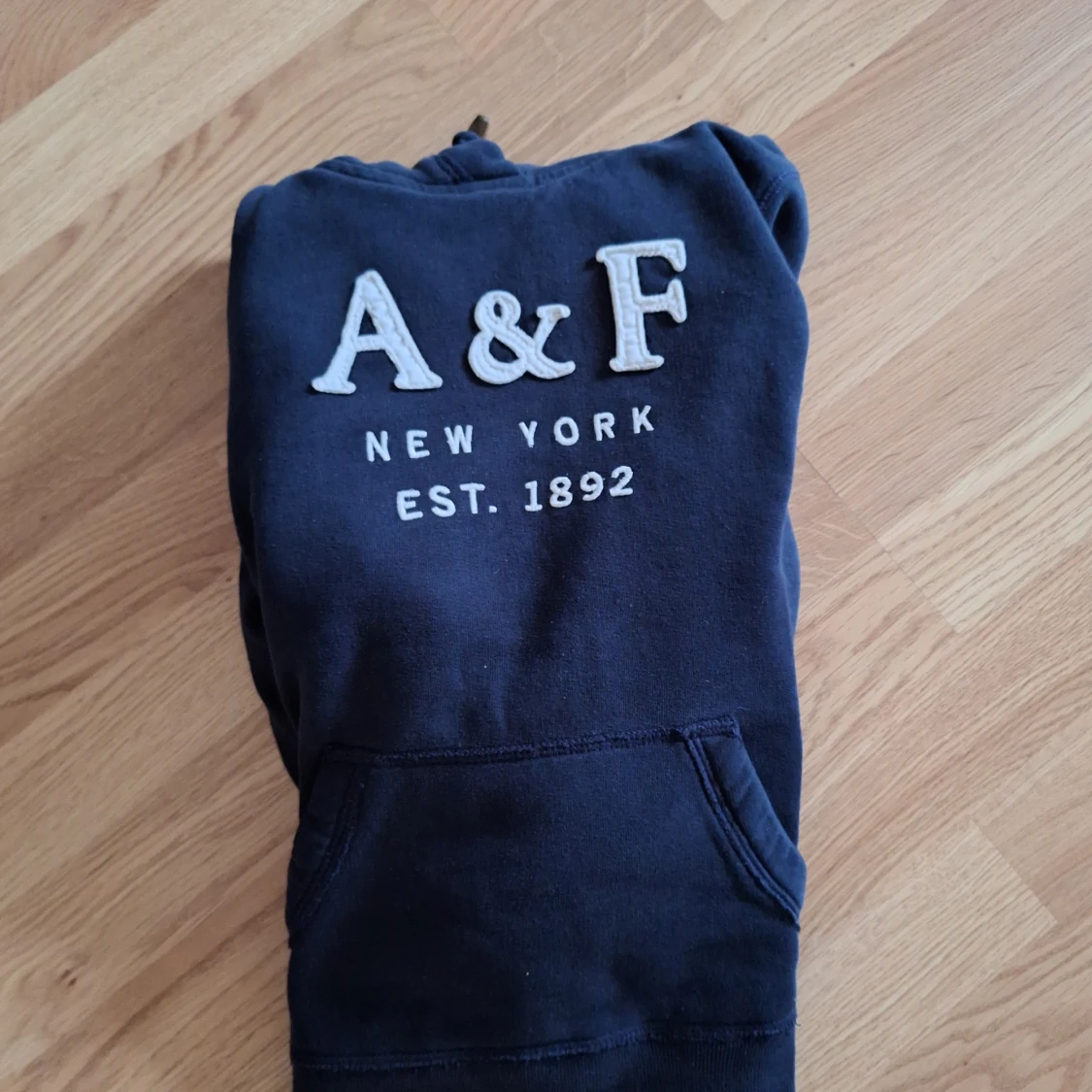 Mörkblå hoodie från Abercrombie & Fitch - 1