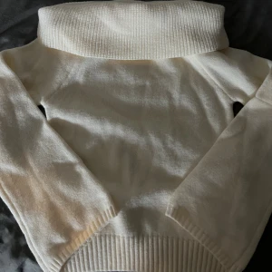 Off-shoulder tröja - Crémefärgad off-shoulder tröja i stickat material. Mycket fint skick:)
