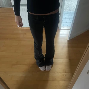 Svarta jeans  - Snygga jeans från weekday. Knappast använda, i superfint skick. Bootcut lite långa för mig (jag är ca 173 cm) 💗 storlek xs. skriv gärna för fler frågor. 