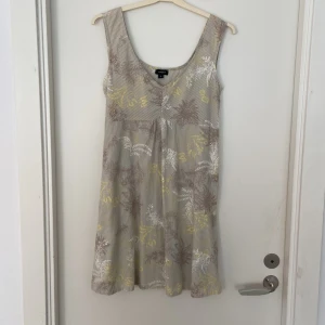 Klänning  - Supersöt klänning💕kan passa s-m, jätte fint skick och jätte fina färger 