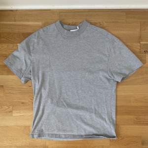 Grå t-shirt från weekday med oversized passform och hög neck, nyskick