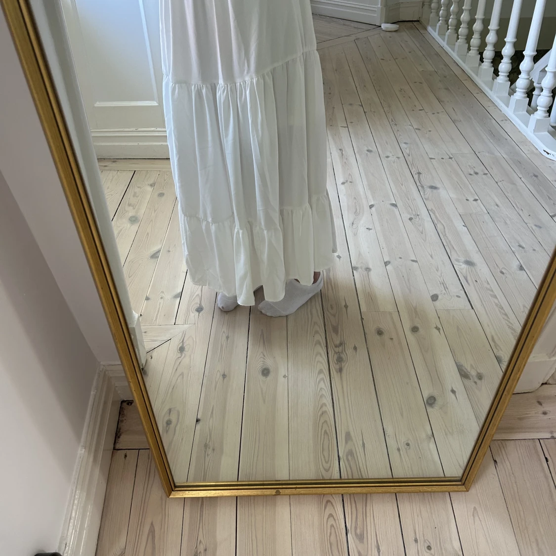 Lång vit veckad kjol med slits - 91