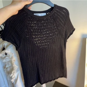 Zara topp - Säljer denna topp från zara i svart då den inte passar mig längre!