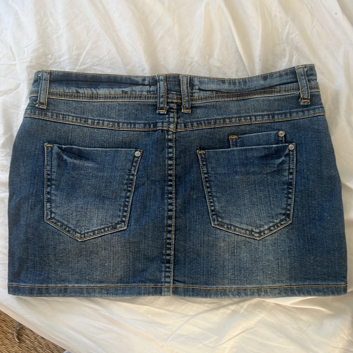 Lågmidjad jeanskjol 