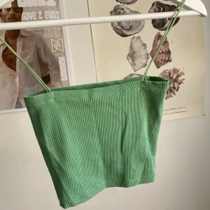 Grönt linne zara - Gulligt linne från zara som också går att använda som bandeau-topp om man stoppar in axelbanden. Väldigt fint, får däremot inte så mycket användning av det längre. Det står storlek M men skulle mer säga att det är storlek S. 