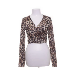 Leopardmönstrad omlott-tröja  - Köpt på Se**py (bilderna är från deras annons) men passade inte så säljer den vidare! 