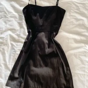Glamourös klänning från Kappahl i storlek 40, fint skick💗