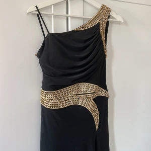 Festklänning/ bröllopsklänning  - Festklänning/ bröllopsklänning. Passar en 32-36:a. 