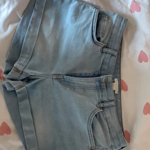 shorts - säljer dessa jättefina ljusa shorts då dom e lite stora på mig 💞 storlek 38 (36/38) 💞 använd gärna köp nu ‼️