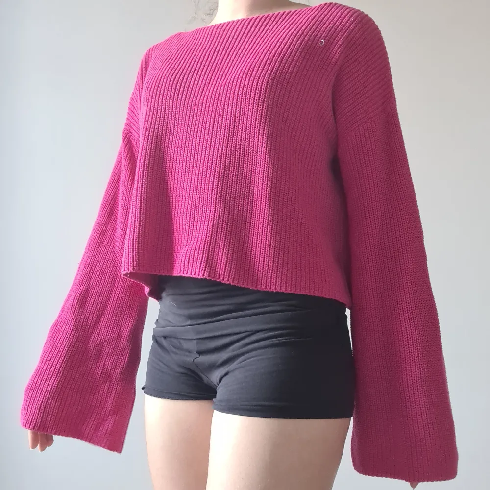 Mysig, stickad, rosa tröja med vida ärmar från NA-KD, storlek: M.. Stickat.