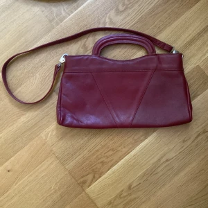 Röd väska - Röd, axelväska med både ett litet handtag och ett längre🥰💓