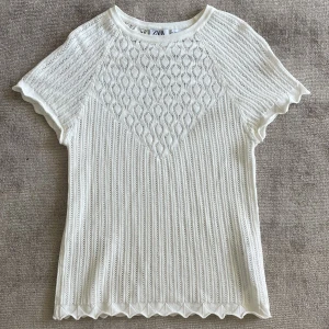 Zara top - Säljer denna jättefina toppen från zara! Säljer då passformen inte passa mig💗💗 Orginalpris: 299kr