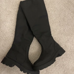 Svarta Stövlar  - Ett par svarta stövlar från boohoo säljer pågrund av att de aldrig kommer till användning. Har använts endast 1 gång🌸 köpta för 700 säljer för 300