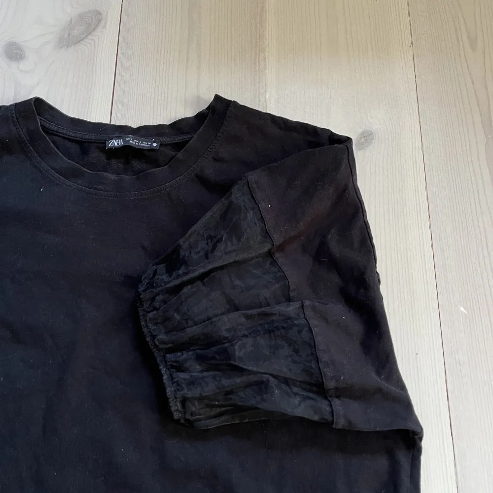 Jättefin svart t shirt med puff ärm. Använd fåtal gånger 💕. T-shirts.