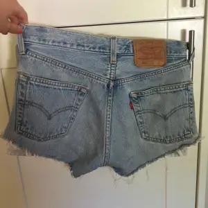 Säljer jättesnygga jeansshorts från Levis då jag har ett par väldigt liknande! Dem är i jättesnygg färg och perfekta till sommaren☀️