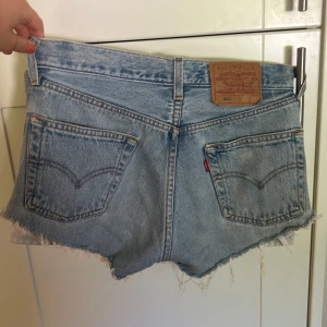 Jeansshorts - Säljer jättesnygga jeansshorts från Levis då jag har ett par väldigt liknande! Dem är i jättesnygg färg och perfekta till sommaren☀️
