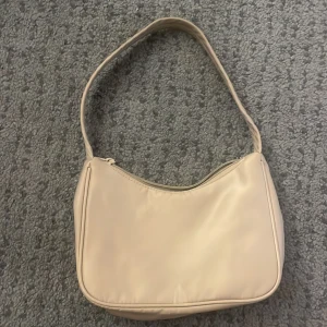 Väska - Superfin väska, perfekt till sommaren!! Nästintill nyskick 