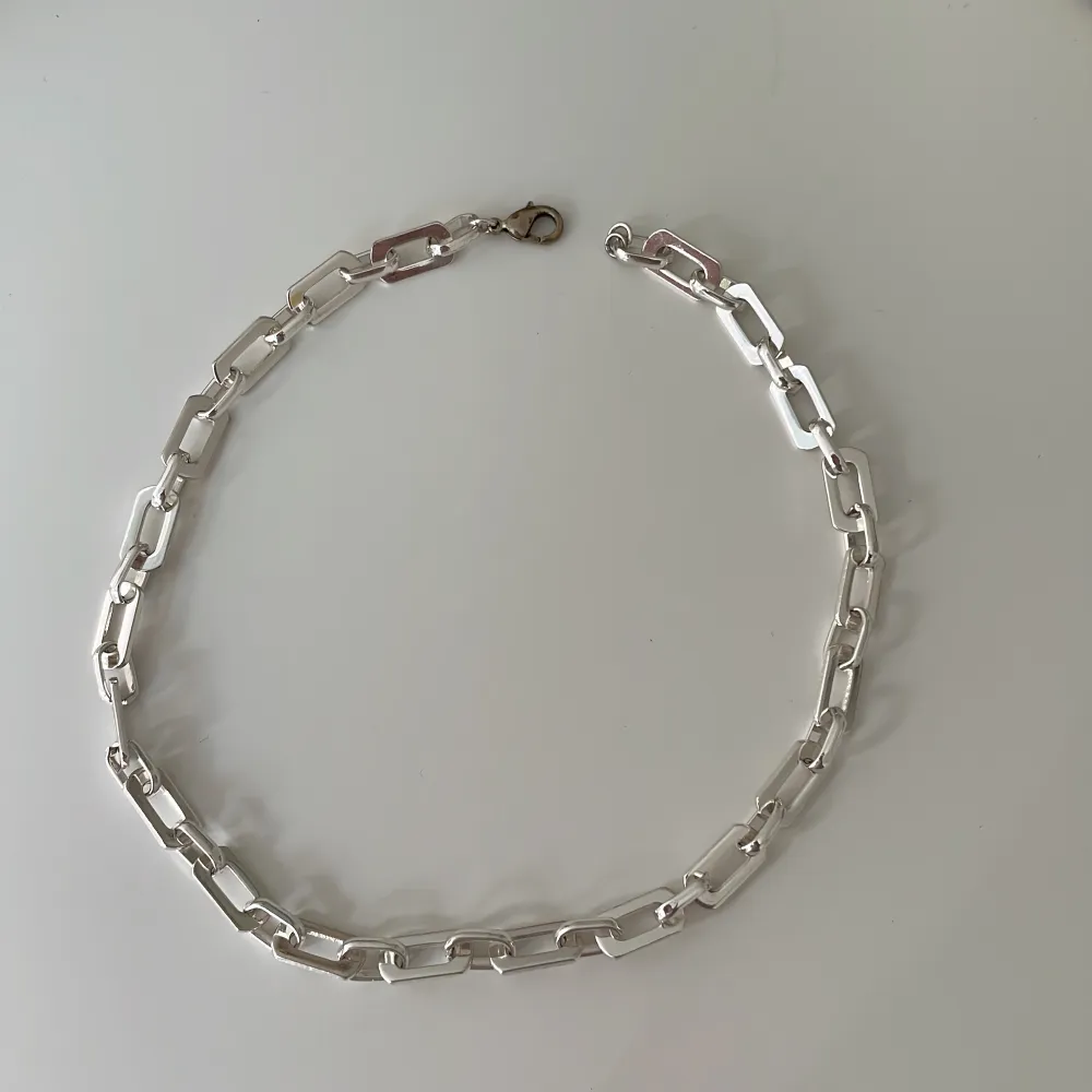 Fint Kedje halsband som jag säljer för att det inte kommer till användning. Ganska bra skick och är köpt för två år sedan ❤️ orginal pris: 100 inte äkta silver! . Accessoarer.